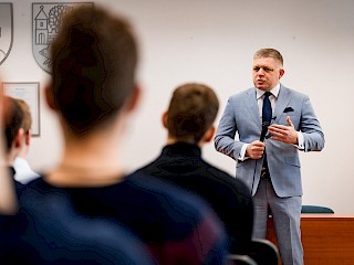 Fotogaléria k článku "Robert Fico diskutoval so študentmi v Malackách"