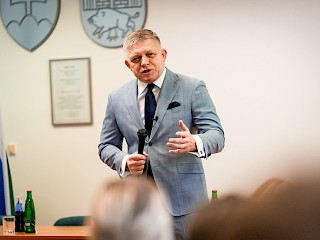 Fotogaléria k článku "Robert Fico diskutoval so študentmi v Malackách"