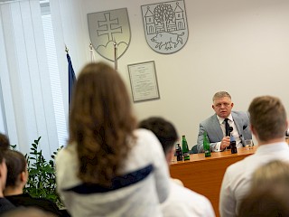 Fotogaléria k článku "Robert Fico diskutoval so študentmi v Malackách"