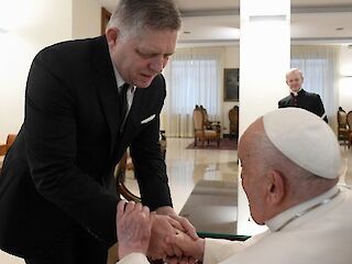 Fotogaléria k článku "Predsedu vlády SR Roberta Fica vo Vatikáne prijal pápež František"