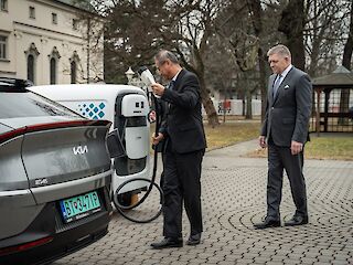 Fotogaléria k článku "Premiér Robert Fico prijal predstaviteľov spoločnosti GIB, priviezli so sebou unikátne nabíjacie stanice"