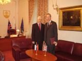 Podpredseda vldy SR pre udsk prva a nrodnostn meniny Rudolf Chmel sa v pondelok 8. novembra 2010 stretol s britskm vevyslancom Michaelom Robertsom.
