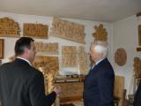 Vicepremir SR Rudolf Chmel si prezrel galriu s drevorezbami Jna Procnera.