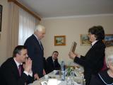 Deputy prime minister Rudolf Chmel received a gift from the leader of the regional organization of Carpathian Germans, Hildegard Radovsk.