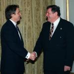 Britsk premir Tony Blair vta slovenskho premira Vladimra Meiara pred zaatm konferencie o rozirovan E v londnskom Lancaster House.
Londn, 12. marca 1998