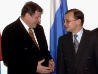 Predseda vldy SR Vladimr Meiar s predsedom vldy Ruskej federcie Sergejom Kirijenkom poas podpisu oficilnych dokumentov.
Moskva, 28.mja 1998