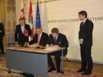 Spolon podpis listu adresovan predsedovi Eurpskej komisie Josmu Manuelovi Barrosovi, predsedovi Eurpskeho parlamentu Hansovi-Gertovi Ptteringovi a Janezovi Janovi, ktorm sa Slovensko a Raksko uchdzaj o zriadenie EIT