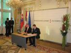 Spolon podpis listu adresovan predsedovi Eurpskej komisie Josmu Manuelovi Barrosovi, predsedovi Eurpskeho parlamentu Hansovi-Gertovi Ptteringovi a Janezovi Janovi, ktorm sa Slovensko a Raksko uchdzaj o zriadenie EIT 