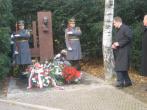 Poloenie kytice k hrobu Alexandra Dubeka pri prleitosti spomienky na 15. vroie jeho mrtia 