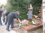 Poloenie kytice k hrobu Alexandra Dubeka pri prleitosti spomienky na 15. vroie jeho mrtia