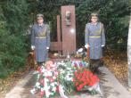 Poloenie kytice k hrobu Alexandra Dubeka pri prleitosti spomienky na 15. vroie jeho mrtia