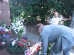 Poloenie kytice na hrob Alexandra Dubeka